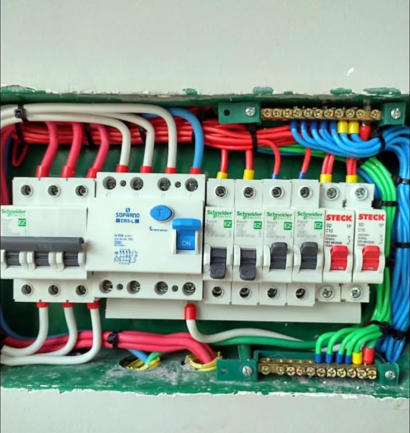 Quadro de distribuição elétrico organizado com cabos coloridos