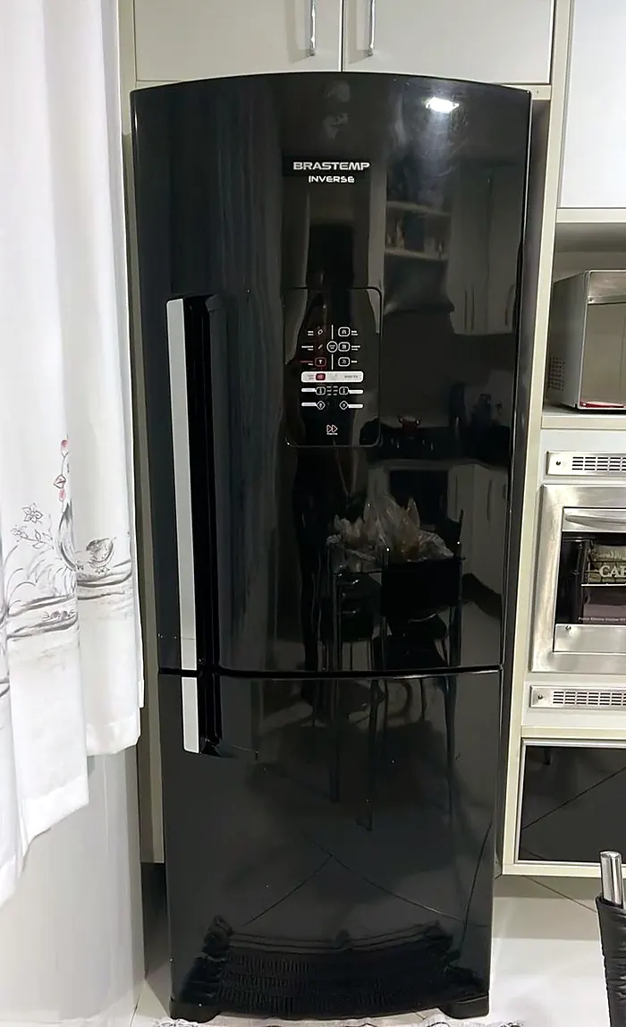 Geladeira preta em uma cozinha