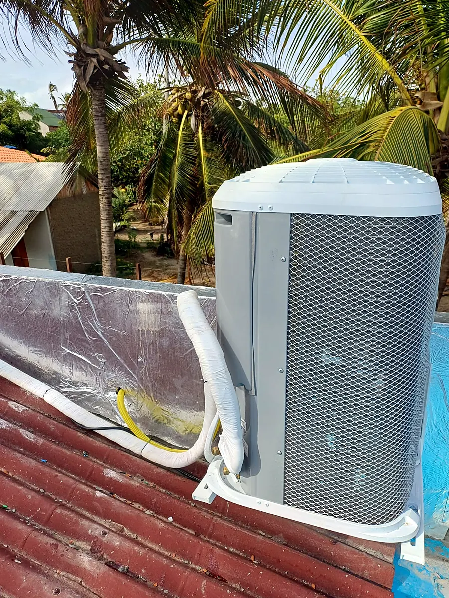 Condensadora de ar-condicionado instalada sobre um telhado