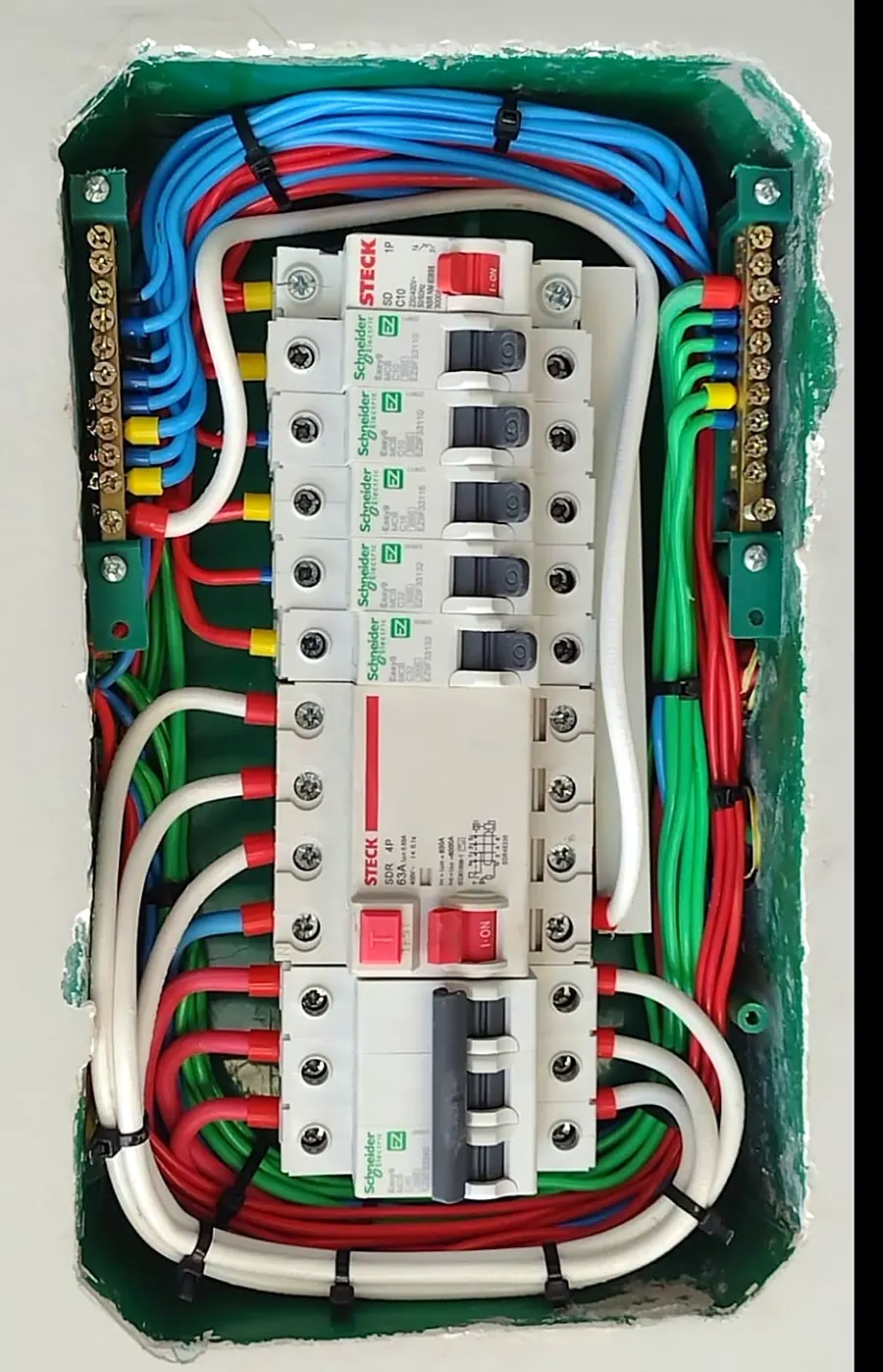 Quadro elétrico com cabeamento organizado